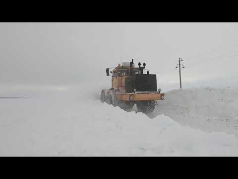 Трактор Кировец. Пробиваем дороги после метели.