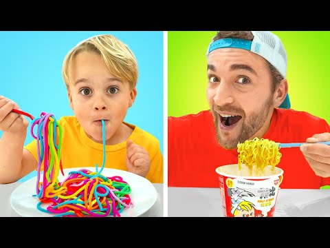 Çocuklar makarna pişirmeyi öğreniyor