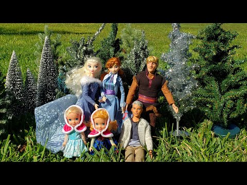 Buying a Christmas tree ! Elsa & Anna toddlers - shopping - decorations - store