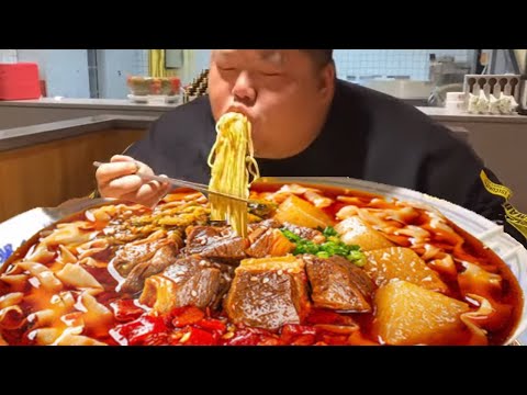 Challenge ”Beef Lamian Noodles” which is bigger than a washbasin. After 30 minutes of eating the b