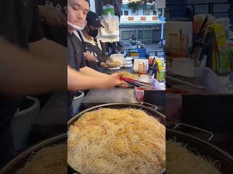 A breakfast stall run by a couple in Guangxi, serving fried rice noodles,chow mein,and egg pancakes