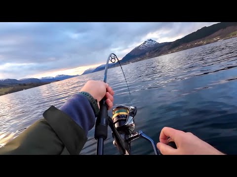 Клюнул ОГРОМНЫЙ на ЭТУ СНАСТЬ… Рыбалка с лодки зимой в Норвегии