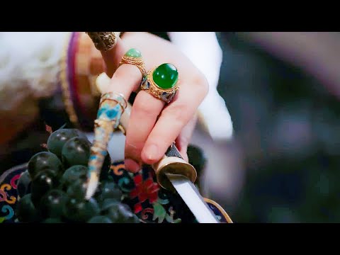 Ruyi cuts off her hair with a blade, abandoning the throne she fought for 30 years.