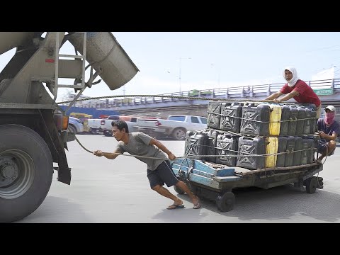 Dangerous Filipino Technique to Power Engineless Wooden Cart on Highway
