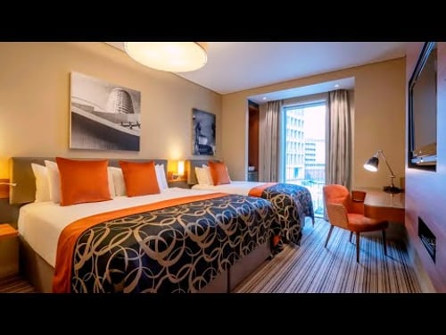 UPGRADED TO A SUITE | ROOM TOUR & SHOCKER🫣