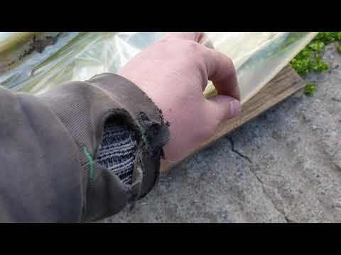 Клеим плёнку строительным феном