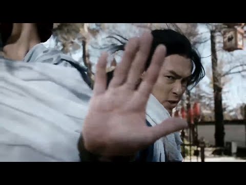 Qiao Feng, no longer hiding his strength, swept the whole crowd down with one powerful palm.