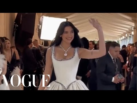 Dua Lipa Arrives at the Met Gala 📸