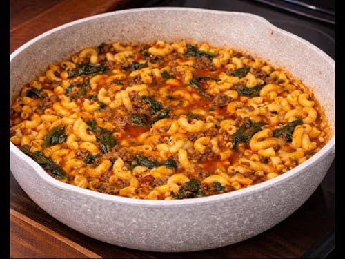 I cook this ground beef macaroni with spinach every Sunday, and the plates are empty every time! 🍝🔥