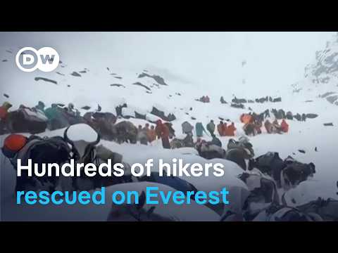 Heavy snowfall has trapped hikers on the slopes of Mount Everest | DW News