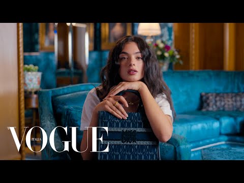 Deva Cassel rivela cosa custodisce nella sua borsa | Vogue Italia