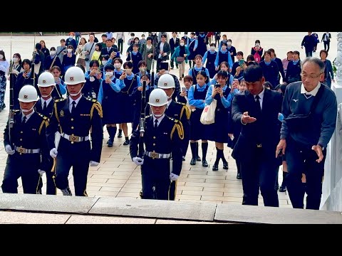 4K【🔥哇~日本高校生大爆滿?伯伯飛快跑上階梯,便衣人員好緊張!日本高中生們熱烈的掌聲👏 👏 👏 👏 👏】海軍儀隊忠烈祠禮兵交接儀式 | 衛兵交代式