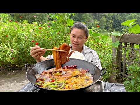 今天炖一锅香辣五花肉,配着南瓜花直接吃个够 A pot of spicy pork belly, delicious with pumpkin flowers