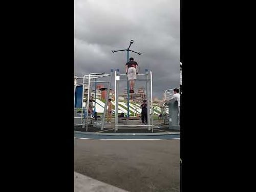 水濱健身房練習暴力上槓