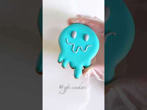 🙂Easy smile cookie decorating #cookiedecorating #cookies #royalicing #satisfying