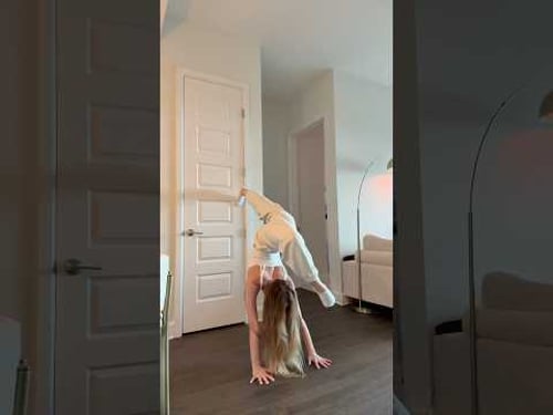 Quick stretch before yoga class🙂↕️