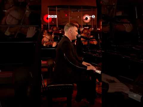 Gary Barlow ๐ค Sam Fender #Throwback #R2PianoRoom #PeopleWatching #GaryBarlow #TakeThat #LiveMusic