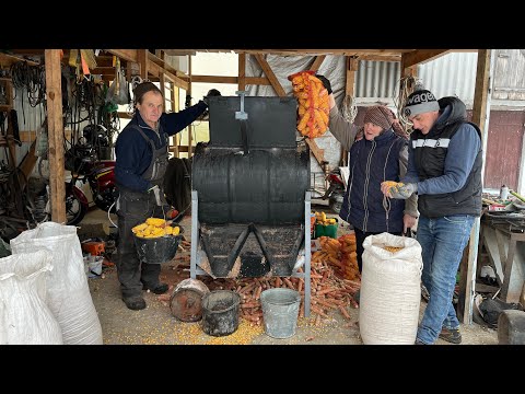 Do-it-yourself corn sheller! Family team!