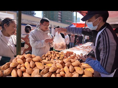 贵州贵阳每周只开一天的集市,贵阳特色牛杂粉,脆皮爆浆的豆腐圆子,土豆夹辣椒,贵阳人从小吃到大的豆沙窝,贵州独有的包谷饭,鸡屁股居然也能烤着吃,现场制作贵州糍粑辣椒,这里的美食一定不要错过。