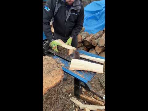 Я тільки підсунув поліно — і вже сиплеться тріска!