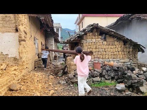 A girl and her boyfriend bought a 30 -year -old house to transform and complete the renovation