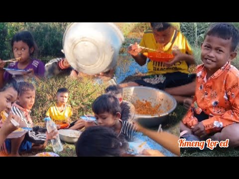 They prepare seasoned mixed noodles and eating
