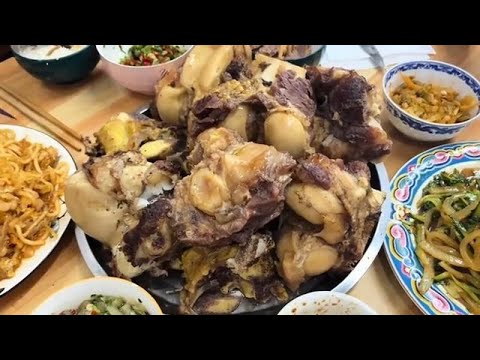 内蒙人虽然每家每户都不缺肉,但是她们知道珍惜食物