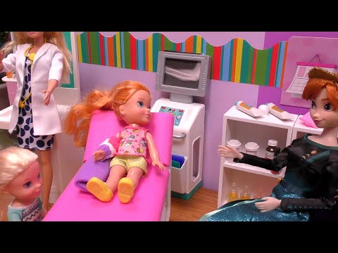 Arm cast ! Elsa and Anna toddlers - Barbie is the doctor