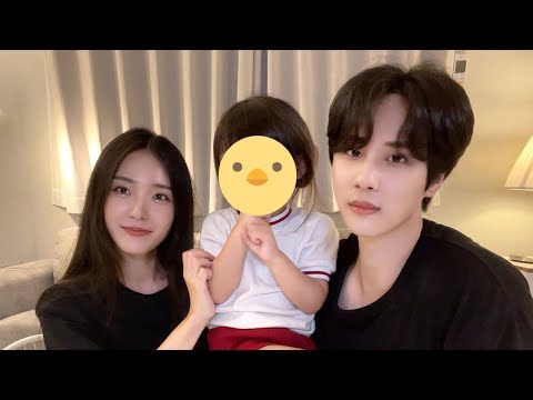 A Korean husband becomes a teacher for a day for his daughter who can't go to kindergarten during...