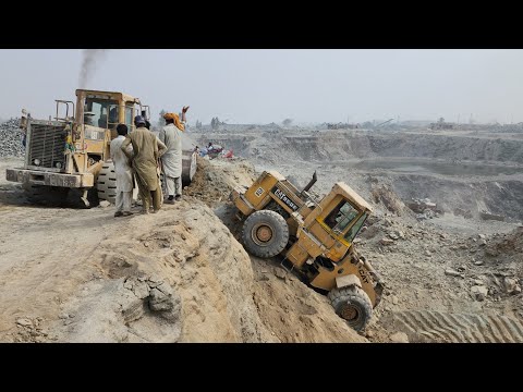 Brakes Failed: Wheel Loader and Tractor Fell Down from Mountain: Rescued by Caterpillar 966