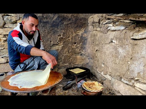 من عدات سكان الريف في يوم ممطر وعاصف نطهو المحاجب على نار الحطب تقينا البرد القارص