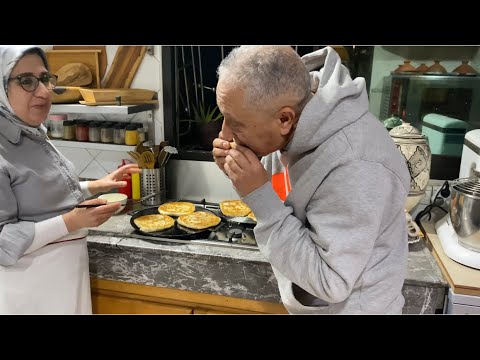 الشاف جاب ليا ربطة ديال البصلة الخضارية باش نحضر ليه المسمن لي عزيز عليه