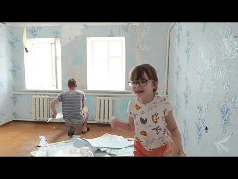 Начали ремонт кухни,решили рушить все.Параллельно делаем ремонт в стайке,что бы переселить бройлеров