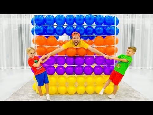 Chris und seine Freunde spielen mit Luftballons und Spielzeug.