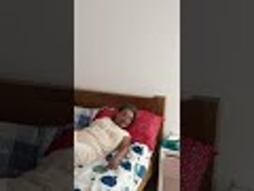 El gato 🐈⬛ no deja dormir a mi abuela #funny #humorvibes #funnypictures #humor #funnyphotos #prank