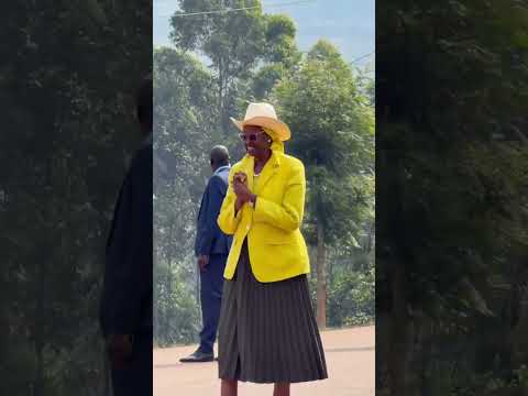 Museveni stops to greet locals in Kabale. #m7 #museveni #uganda