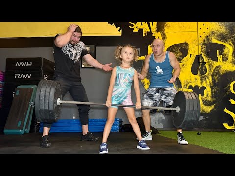 6 Year Old Girl Destroyed Bodybuilders at the Gym!