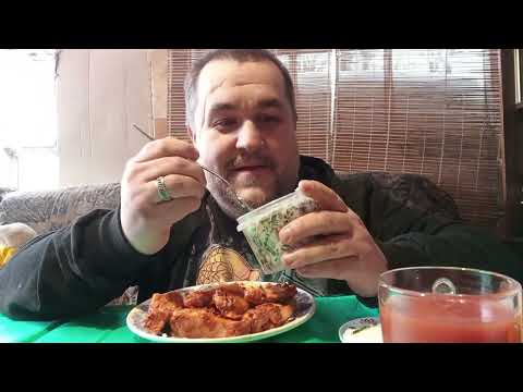 Обжор - крылышки баффало с булгуром, салат крабовый с морской капустой