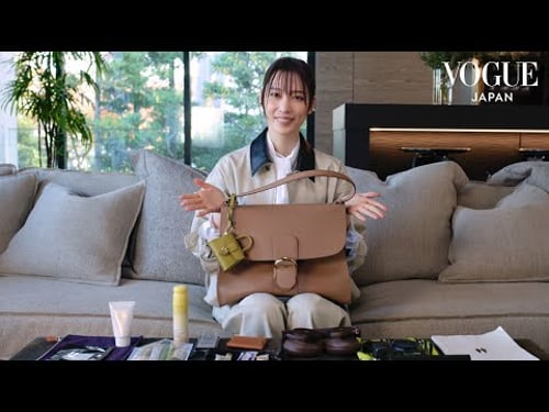 月城かなと、バッグの中身を披露。デルヴォーのバッグに詰められた、必需品の数々。 | In The Bag | VOGUE JAPAN & DELVAUX