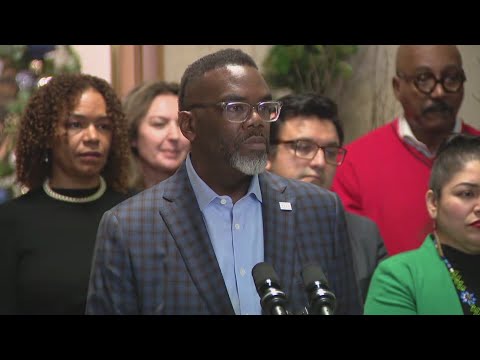 Mayor Brandon Johnson neither endorsing or vetoing 'alternative' 2026 budget plan passed by City Cou