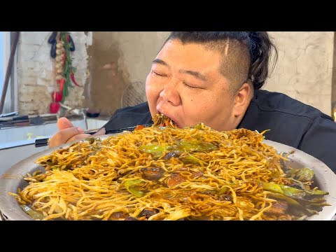 猴哥做的红烧肉焖面,面里浸满汤汁,一口下去有面有肉太爽了!【胖猴仔】