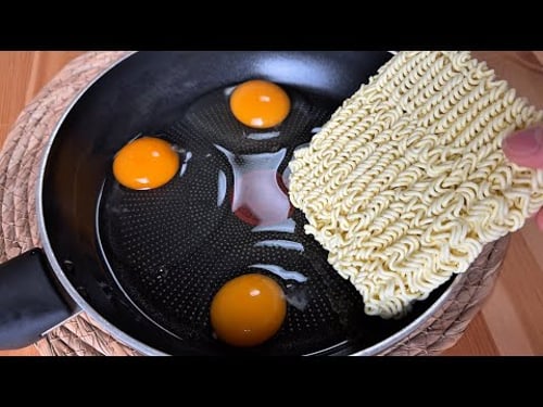 Instant noodles and three eggs! A childhood favorite, a dish everyone loves!