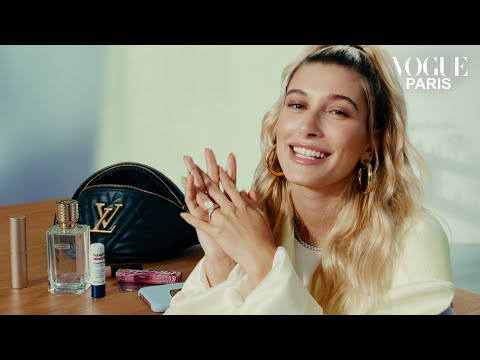 Les essentiels du sac de Hailey Bieber | In The Bag | Vogue Paris