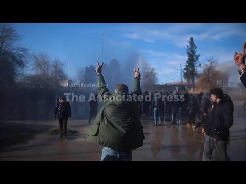 Syrian Kurds gather at Turkey’s border gate, trying to break in and allow Turkey’s Kurds to cross in