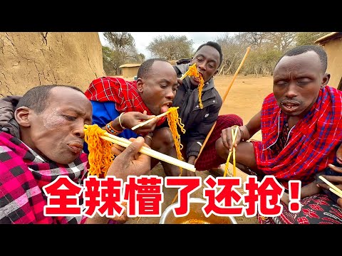 真上头!部落人第一次吃火鸡面,全辣懵了还抢着吃,比吃肉都带劲