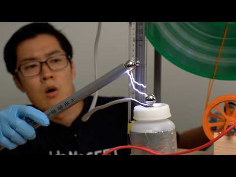 Try to Generate a 100,000 V Spark with a Wimshurst Machine