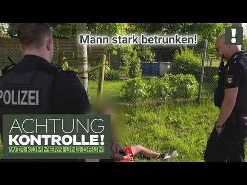 "Sie sind ECHTE Polizisten?!" 🥴 Betrunkener Mann liegt an PARKPLATZ | Achtung Kontrolle