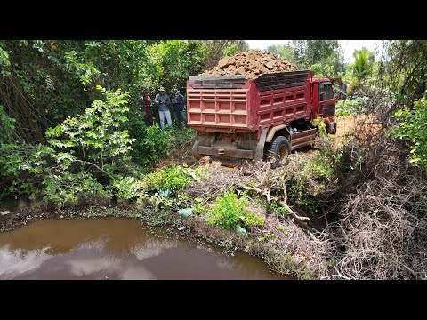 NICELY Project !! NISSAN 5ton Truck dumping soil to water & KomatSu Dozer Pushing