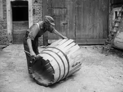 Faßbinden in einer Küferwerkstatt