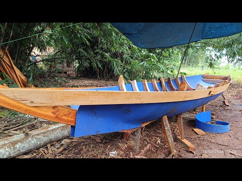 Pembuatan perahu drum plastik bermesin sepeda motor honda supra 125cc | Fishing boat building